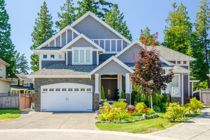 Home with contrasting trim and siding